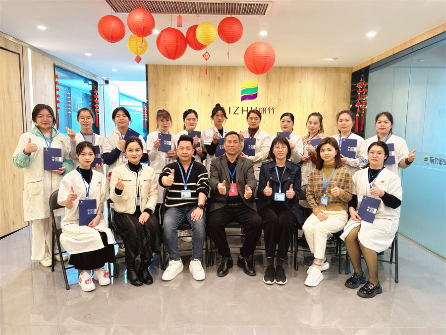 南寧美容培訓(xùn)班畢業(yè)，同學(xué)們，加油！