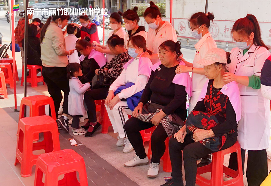 美容社會實踐活動，廣西美容職業(yè)學校專業(yè)技能贏口碑