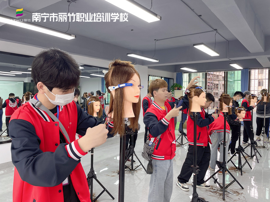 發(fā)型剪出層次感的技巧，南寧美發(fā)師培訓(xùn)課程