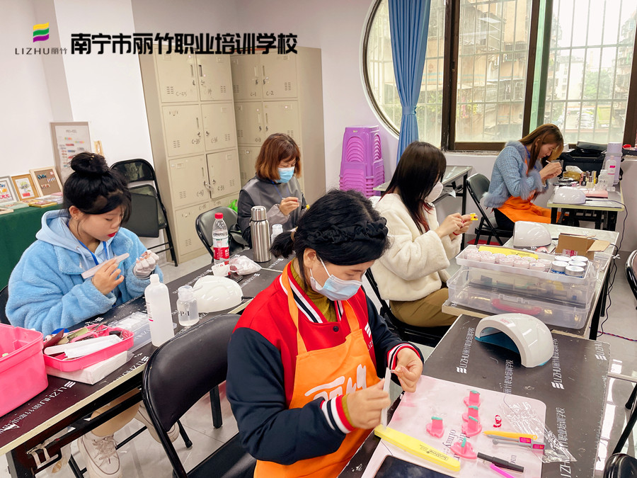 廣西美甲基礎(chǔ)內(nèi)容：經(jīng)常做美甲手會(huì)變黑嗎？