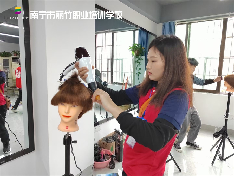 廣西學(xué)吹風(fēng)造型、廣西美發(fā)吹風(fēng)培訓(xùn)
