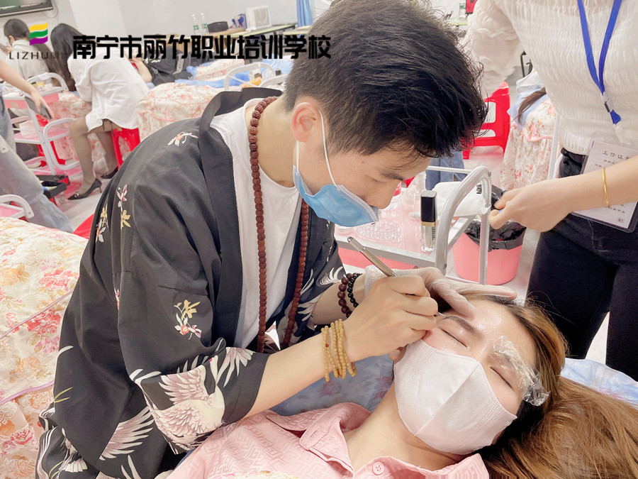 南寧紋眉護(hù)理：紋眉脫痂不上色---技術(shù)原因