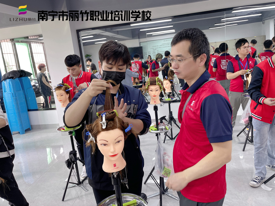 美發(fā)怎么卷杠紙？南寧美發(fā)卷發(fā)學(xué)校實訓(xùn)展示
