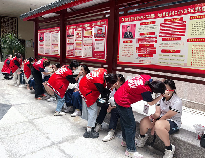 南寧化妝實(shí)踐課，為南寧十四中同學(xué)提供化妝服務(wù)