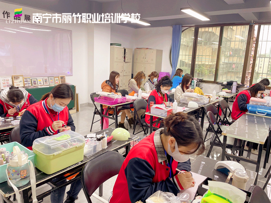 全貼甲片和半貼有什么區(qū)別？廣西美甲基礎(chǔ)班培訓(xùn)