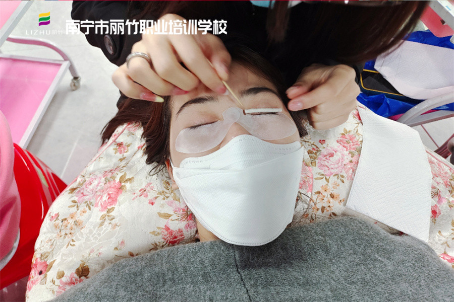 冷燙翹睫術(shù)的好處，南寧美甲美睫學(xué)校分享