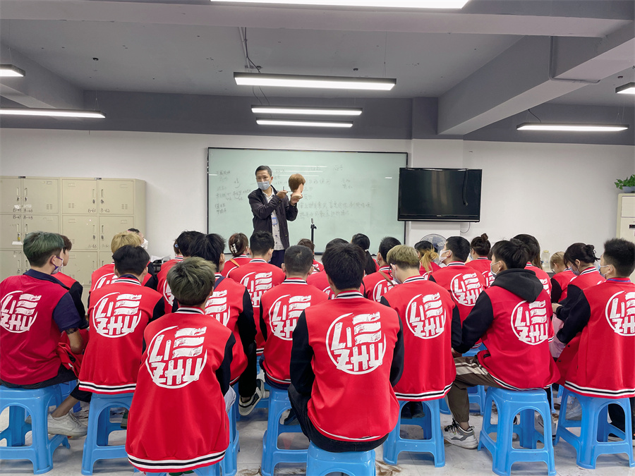 美發(fā)培訓(xùn)要學(xué)哪些內(nèi)容？南寧美發(fā)培訓(xùn)哪家有實(shí)力？