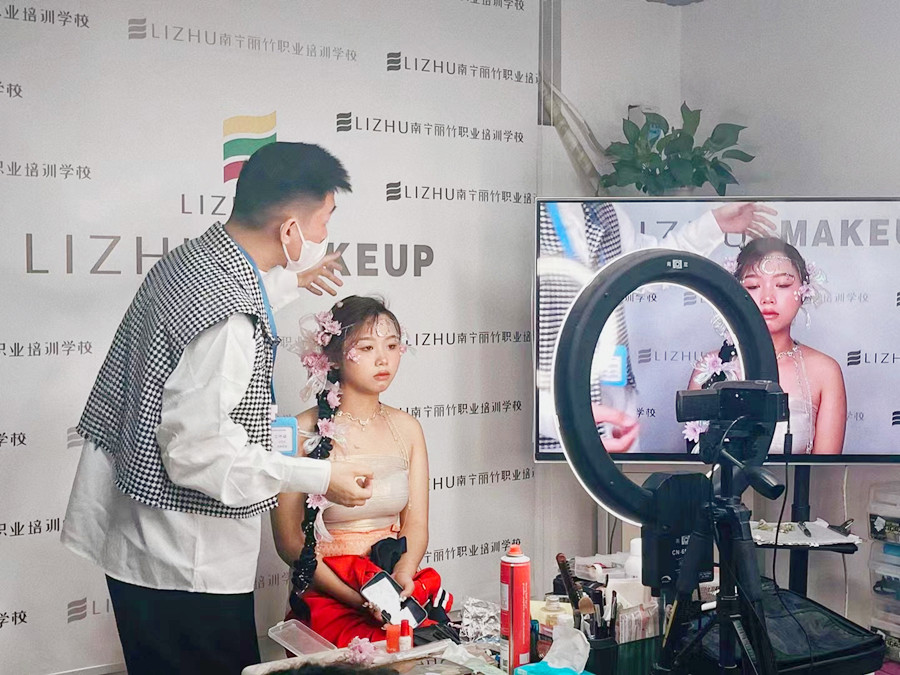 化妝后如何減少出油？南寧專業(yè)正規(guī)化妝學校教你