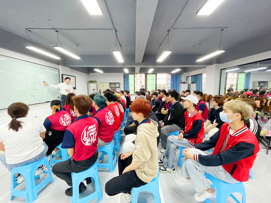 南寧美發(fā)學(xué)校推薦工作，麗竹學(xué)校舉行就業(yè)宣講會(huì)