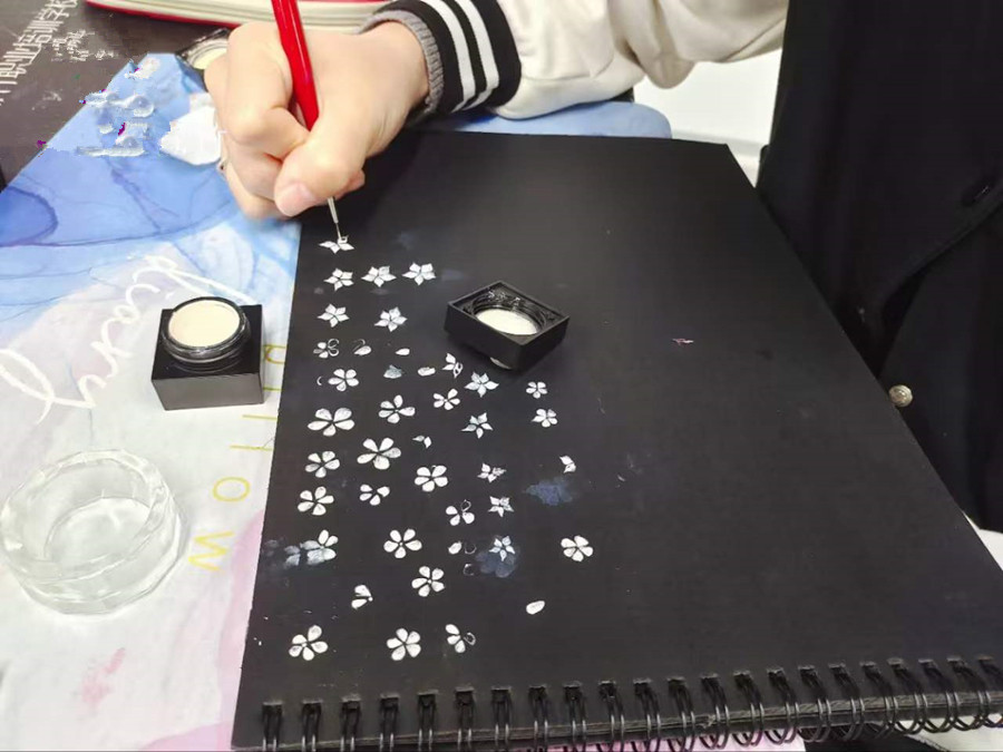 美甲紙上畫(huà)花，南寧美甲課堂練習(xí)