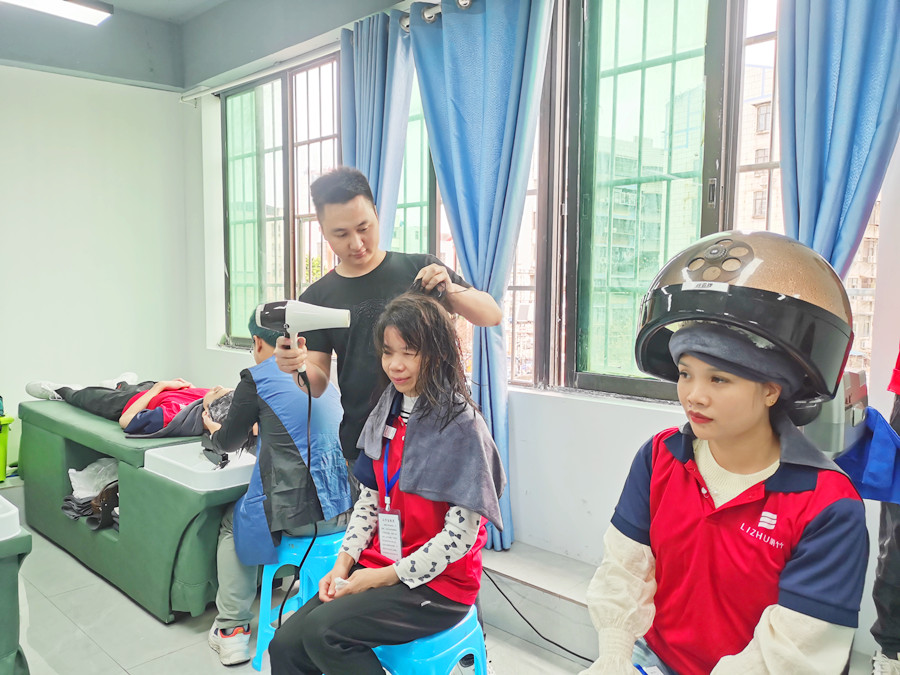 如何給發(fā)膜加熱？南寧美發(fā)職業(yè)技術(shù)學(xué)校課堂實(shí)訓(xùn)講解