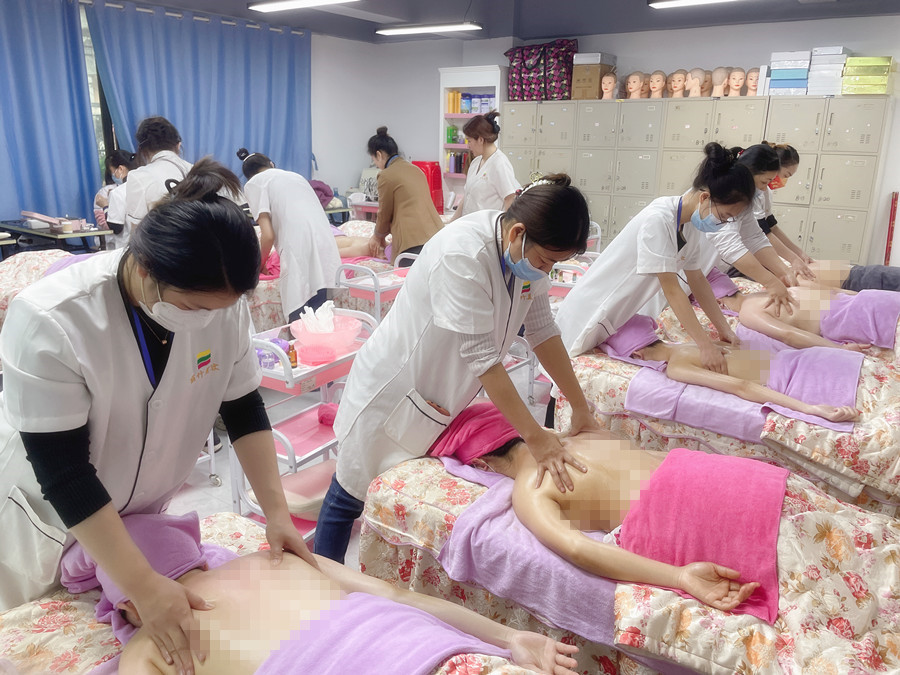 肩胛骨粘連怎么辦？廣西美容推拿學校解答
