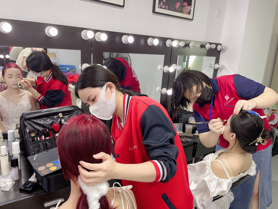 眼線筆使用教程，南寧化妝基礎(chǔ)培訓(xùn)班課件分享