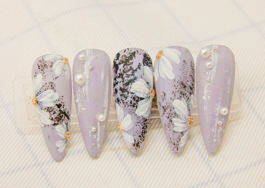 南寧美甲學(xué)校：磨砂美甲，鉑金膠美甲，彩繪小雛菊美甲