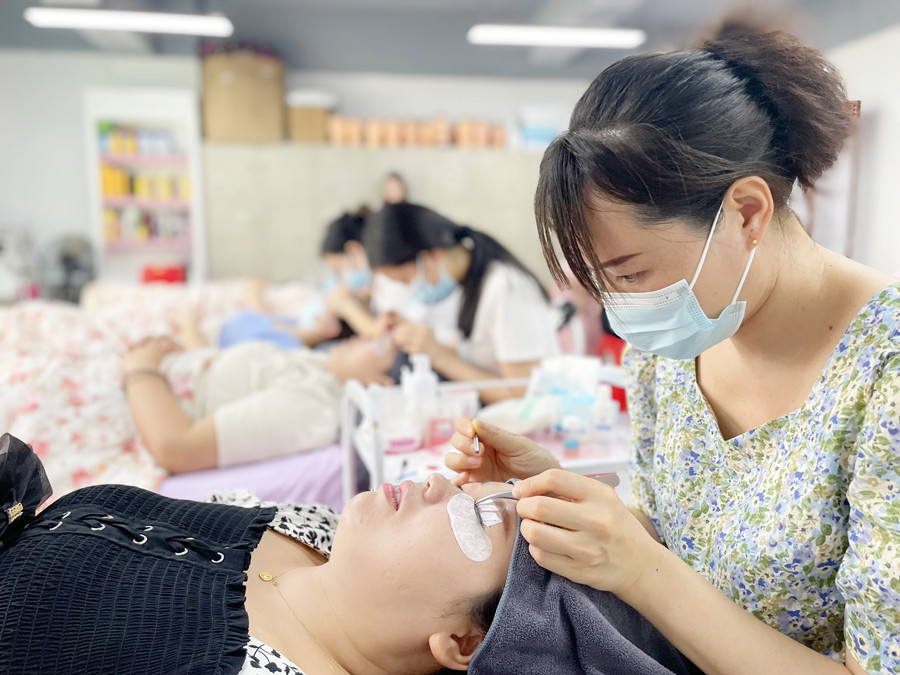 學(xué)費(fèi)多少？南寧美甲美睫紋繡培訓(xùn)學(xué)校