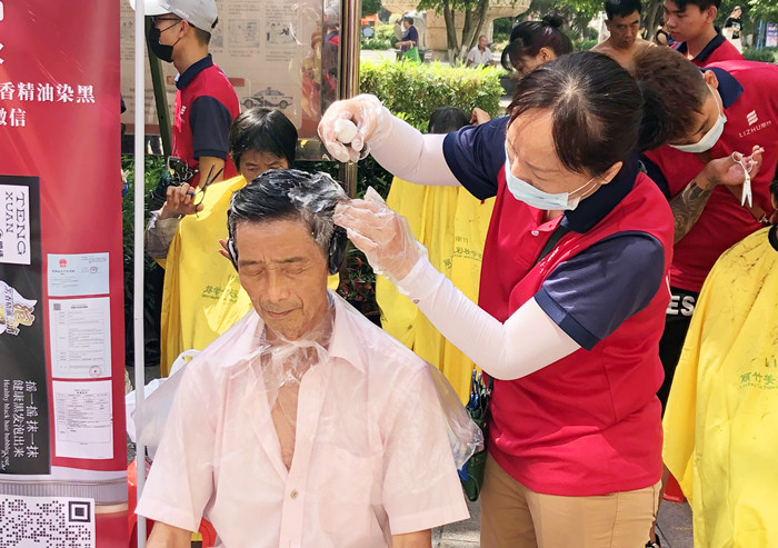 “白染黑”受歡迎，南寧美發(fā)學(xué)校公益進(jìn)社區(qū)