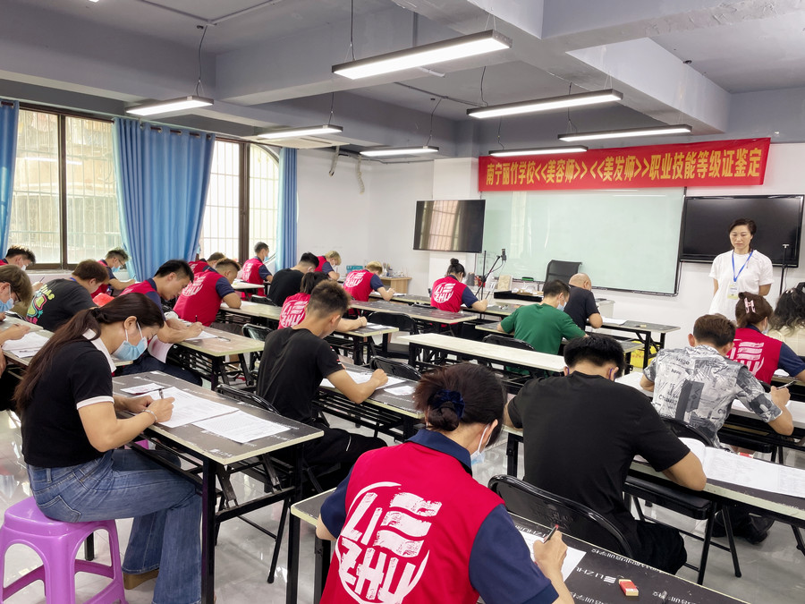 美發(fā)師證考試，麗竹學(xué)校一路高歌