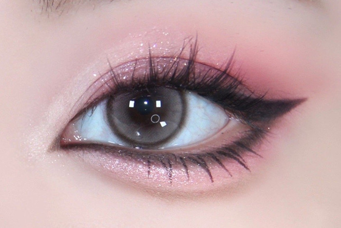 芭比黑粉煙熏眼妝教程，南寧化妝基礎(chǔ)學(xué)校教你