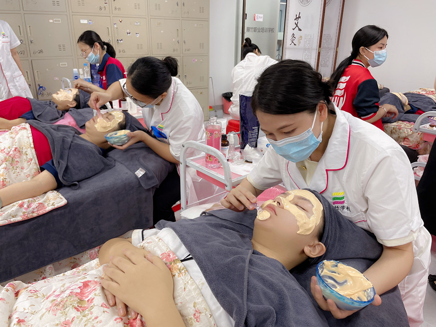 敷軟膜粉的流程，南寧美容皮膚管理培訓(xùn)班