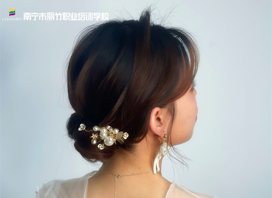 森系簡(jiǎn)約編盤(pán)發(fā)，南寧化妝發(fā)型培訓(xùn)作品