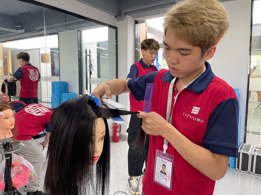 直板夾的工作原理，南寧美發(fā)職業(yè)培訓(xùn)學(xué)校課程講解