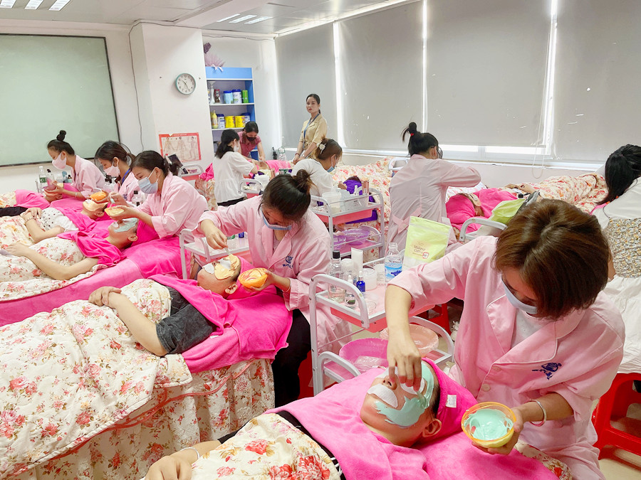 涂抹式面膜和貼片面膜區(qū)別，廣西美容培訓(xùn)面部