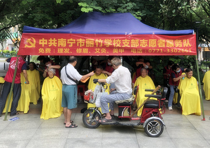 ?小區(qū)免費(fèi)理發(fā)公益活動(dòng)，廣西美發(fā)職業(yè)技術(shù)學(xué)校在進(jìn)行