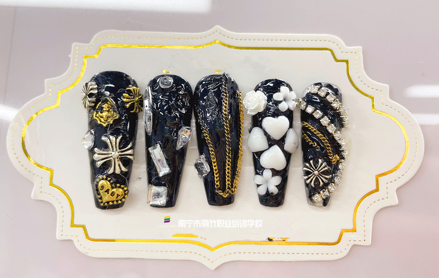 飾品堆鉆美甲，廣西美甲專業(yè)教學(xué)學(xué)員作品