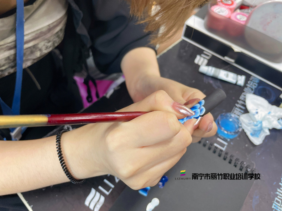 甲油膠調(diào)色技巧，南寧美甲培訓(xùn)