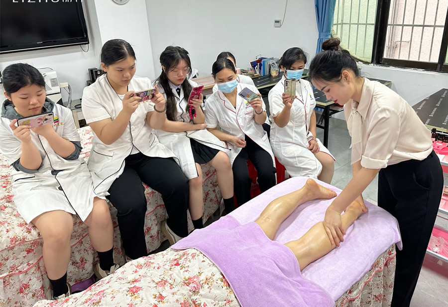 廣西美容美師：如何給腿部按摩？