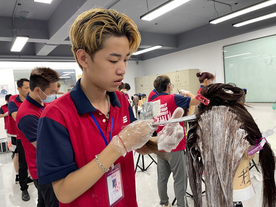 染發(fā)后怎么洗頭？南寧染發(fā)學(xué)校告訴你方法