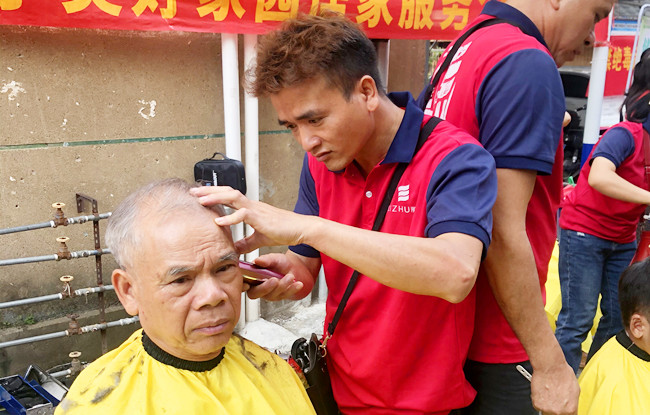 廣西美發(fā)職業(yè)學(xué)校“學(xué)雷鋒”活動走進南棉社區(qū)