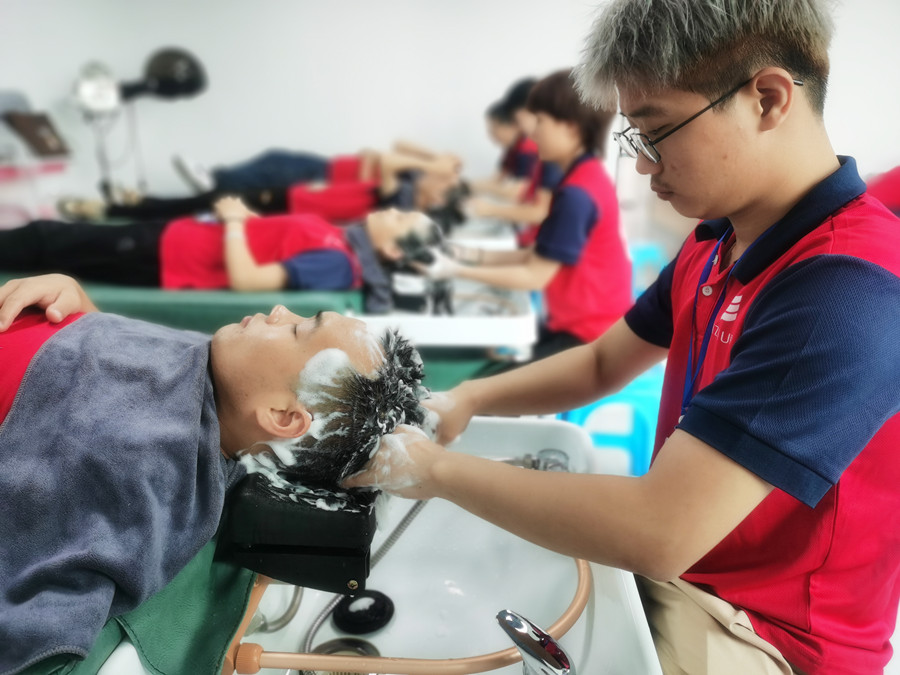 護(hù)發(fā)素洗不干凈的危害，南寧美發(fā)師職業(yè)學(xué)校