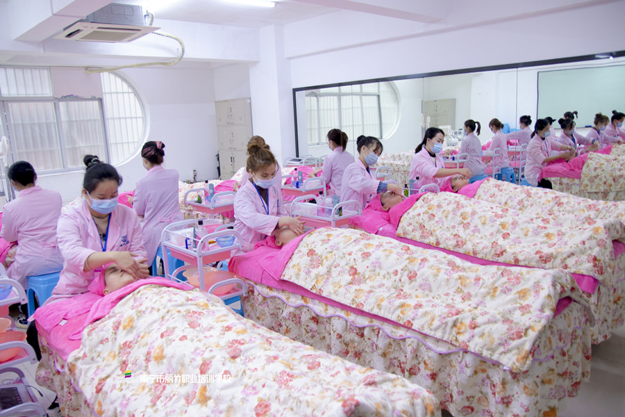 秋冬季節(jié)抗老的重要性，廣西美容護膚抗老培訓