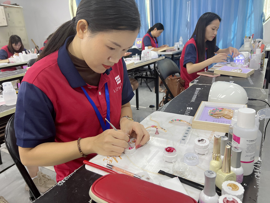 賞析！南寧美甲造型學(xué)校學(xué)員雕花作品