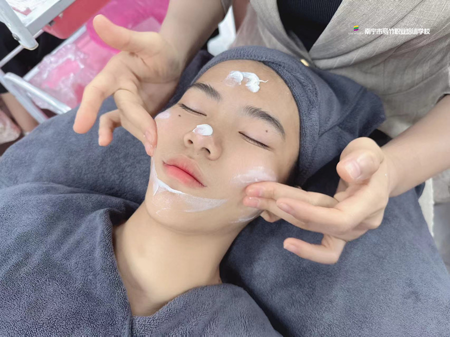 南寧皮膚管理培訓學校：你為什么要皮膚清潔