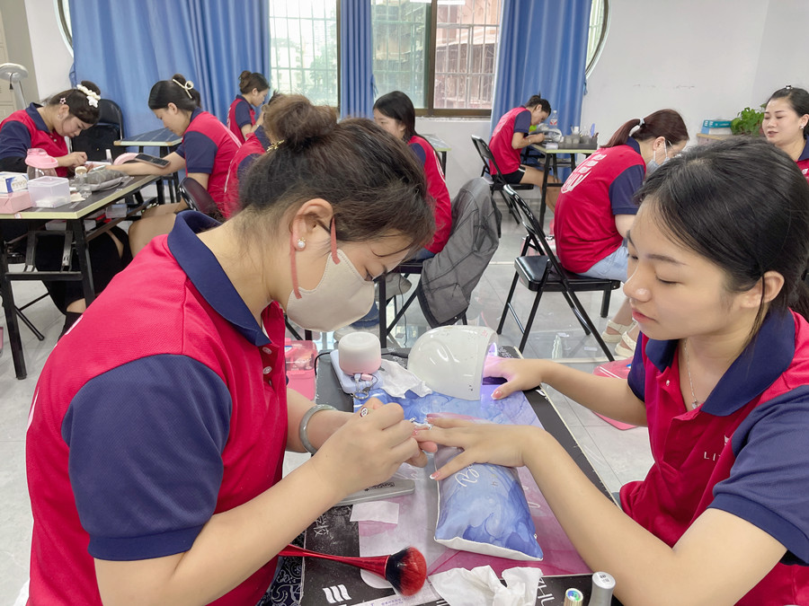 南寧美甲職業(yè)：指甲油干了怎么辦？