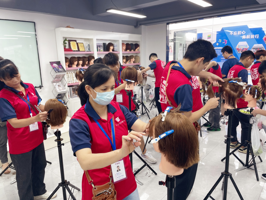 南寧美發(fā)培訓(xùn)到哪里？先看看麗竹美發(fā)基礎(chǔ)如何練習(xí)