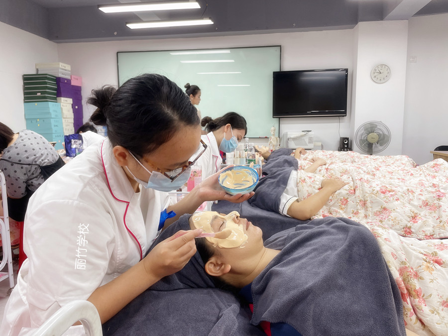 紋眉后可以敷面膜嗎？廣西紋繡師解釋給你聽(tīng)