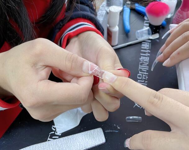 廣西美甲：貼甲片需要照燈嗎？