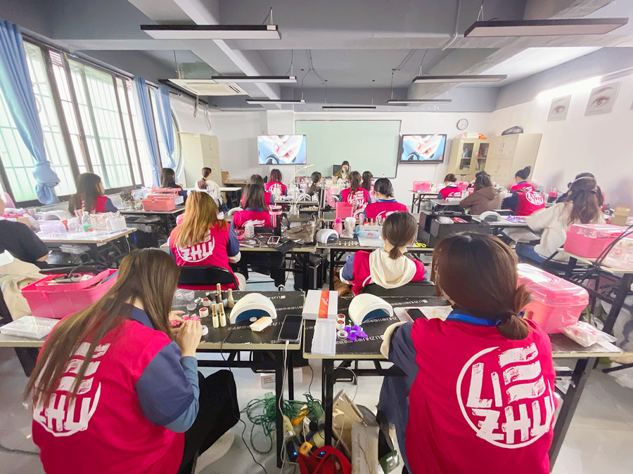 南寧專業(yè)美甲師課程圓滿結束