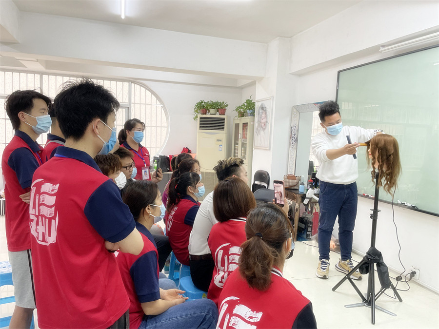 電卷棒怎么用？南寧學(xué)美發(fā)工具有哪些？