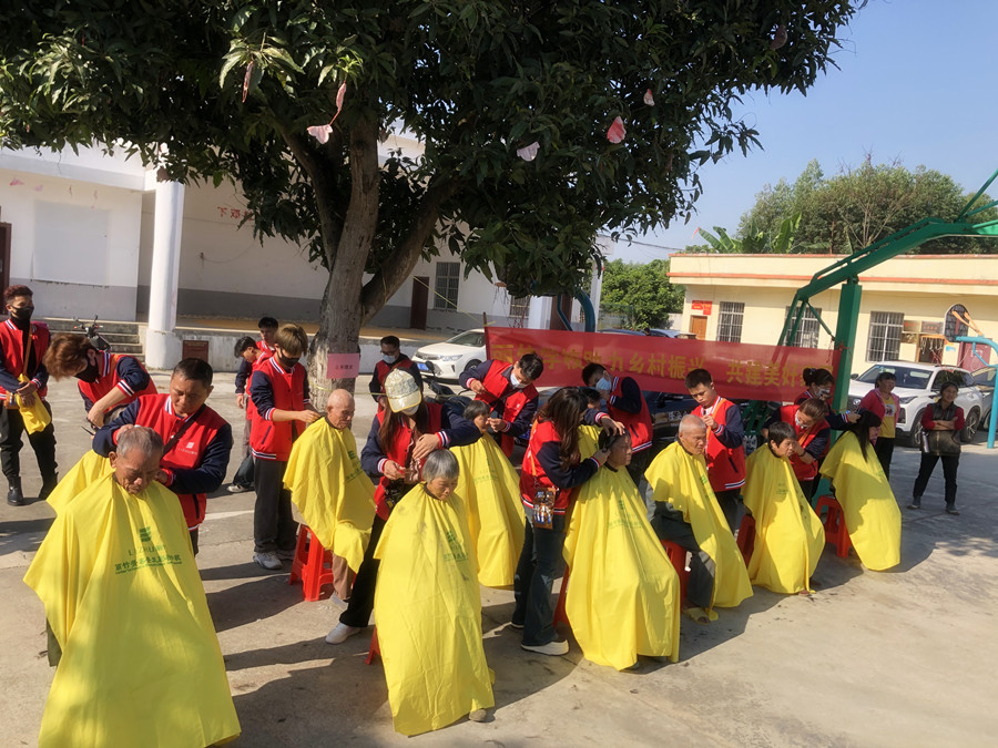 麗竹學(xué)校到隆安那桐下鄧村開展“三下鄉(xiāng)”理發(fā)活動