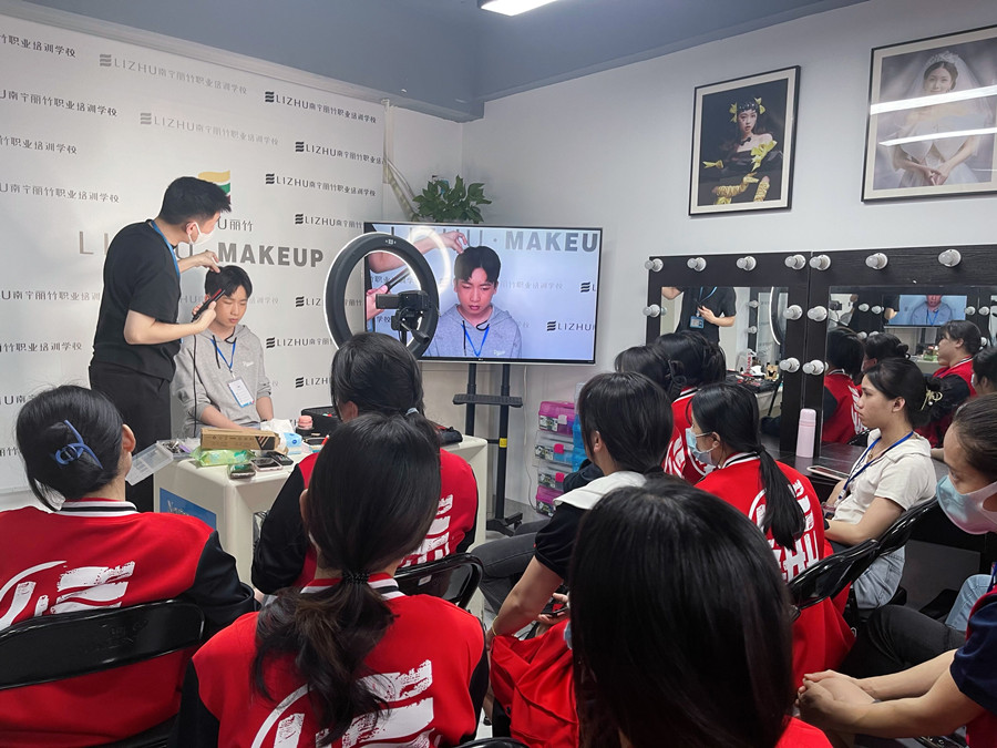 如何給男生化妝？廣西化妝彩妝基礎(chǔ)