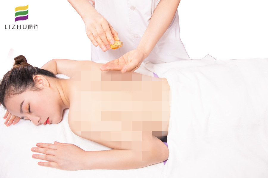 南寧美容護(hù)膚師：護(hù)膚精油的使用方法