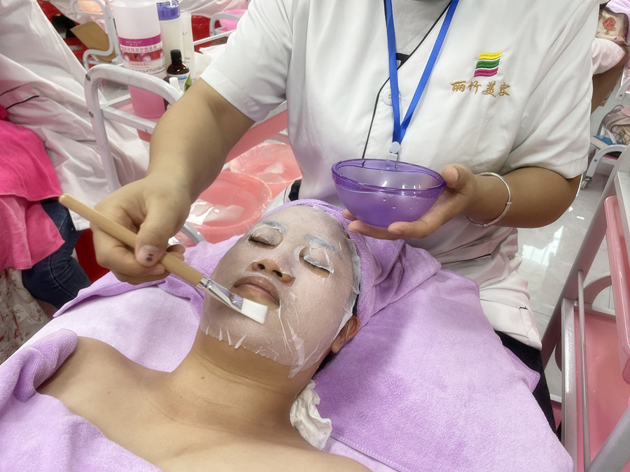 冬季敷面膜技巧，南寧美容護(hù)膚養(yǎng)顏學(xué)校分享