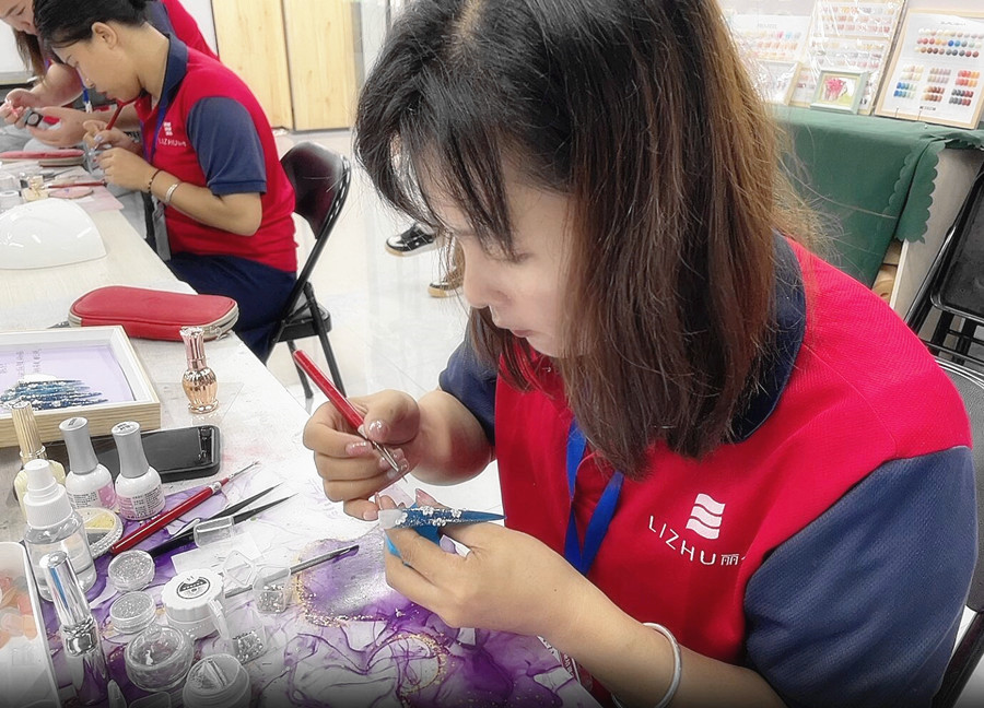 雕花細(xì)鉆美甲，零基礎(chǔ)學(xué)美甲款式