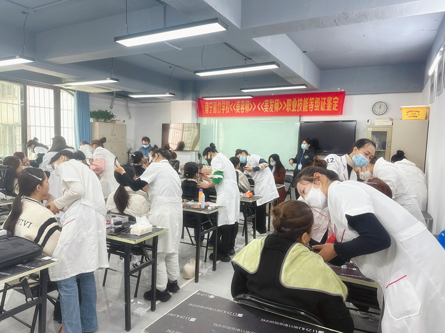 麗竹學校進行廣西美容師考證鑒定考核