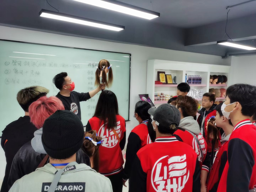 剪女發(fā)的技巧，廣西剪發(fā)理發(fā)學(xué)校課堂