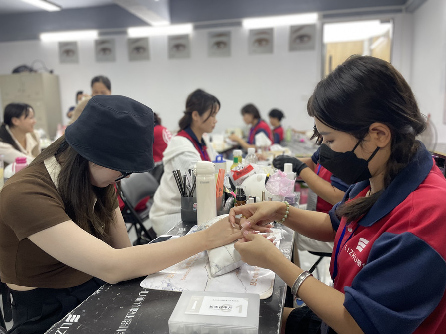 全貼甲片卸甲步驟，廣西美甲學(xué)校在哪里？